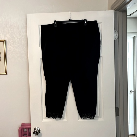 WOMEN’S PLUS SIZE LACE TRIM CAPRIS PANTS : SIZE 22W - Picture 3 of 3